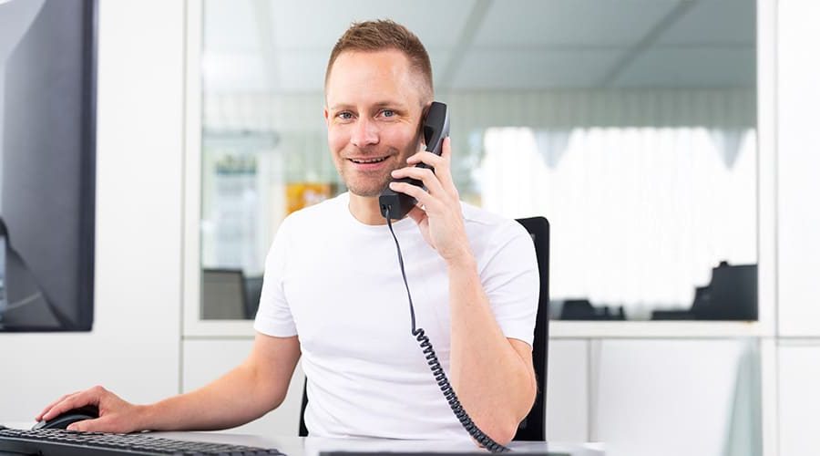 Mitarbeiter am telefonieren am Arbeitsplatz
