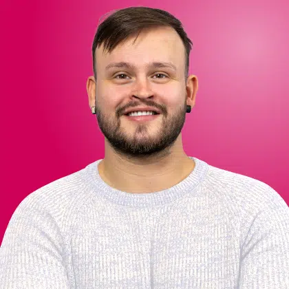 Florian Nikolovski von ADM lächelt in die Kamera