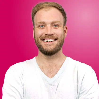 Marc Flügel von ADM lächelt in die Kamera